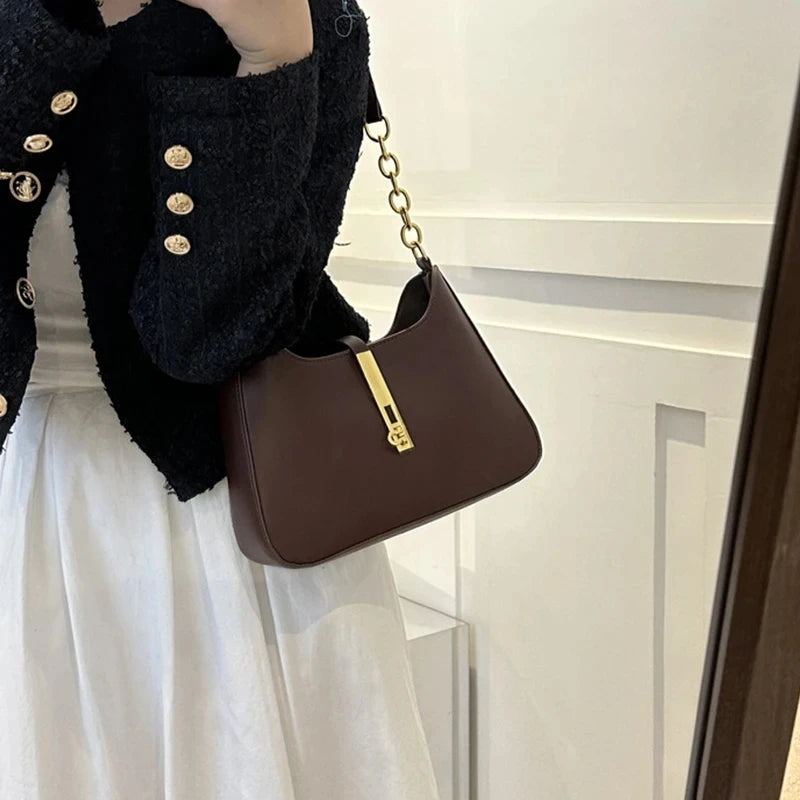Bolsa Feminina de Ombro Glenda - Matife 1
Bolsa Feminina de Couro Marrom
bolsa feminina
bolsa de Ombro
bolsa de couro