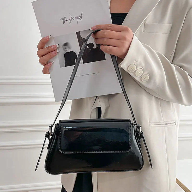 Bolsa Feminina de Ombro Vancouver - Matife 1
Bolsa Feminina de Couro Preto
bolsa feminina
bolsa de ombro
bolsa de couro
bolsa transversal
bolsa tiracolo
Bolsa Feminina Preto