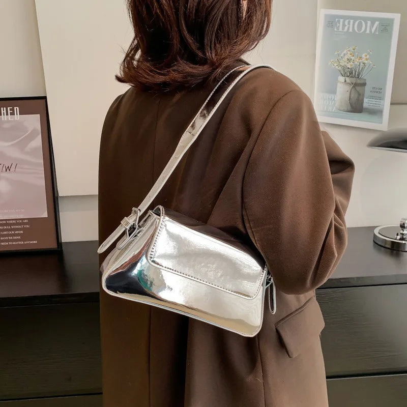 Bolsa Feminina de Ombro Vancouver - Matife 1
bolsa feminina
bolsa de ombro
bolsa de couro
bolsa transversal
bolsa tiracolo
Bolsa Feminina Prateada
