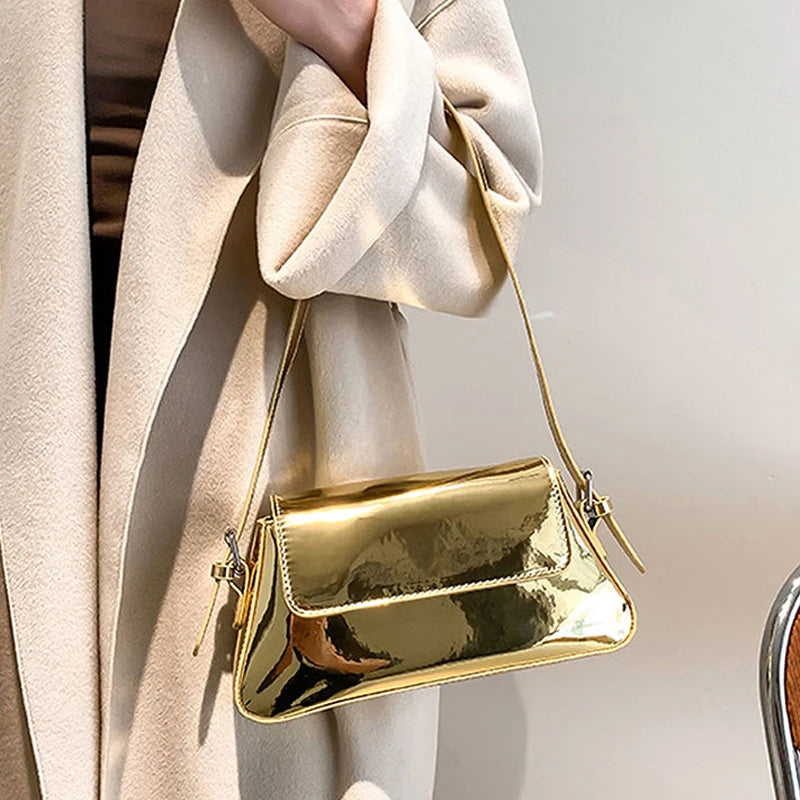 Bolsa Feminina de Ombro Vancouver - Matife 1
Bolsa Feminina de Couro Dourada
bolsa feminina
bolsa de ombro
bolsa de couro
bolsa transversal
bolsa tiracolo
Bolsa Feminina Ouro