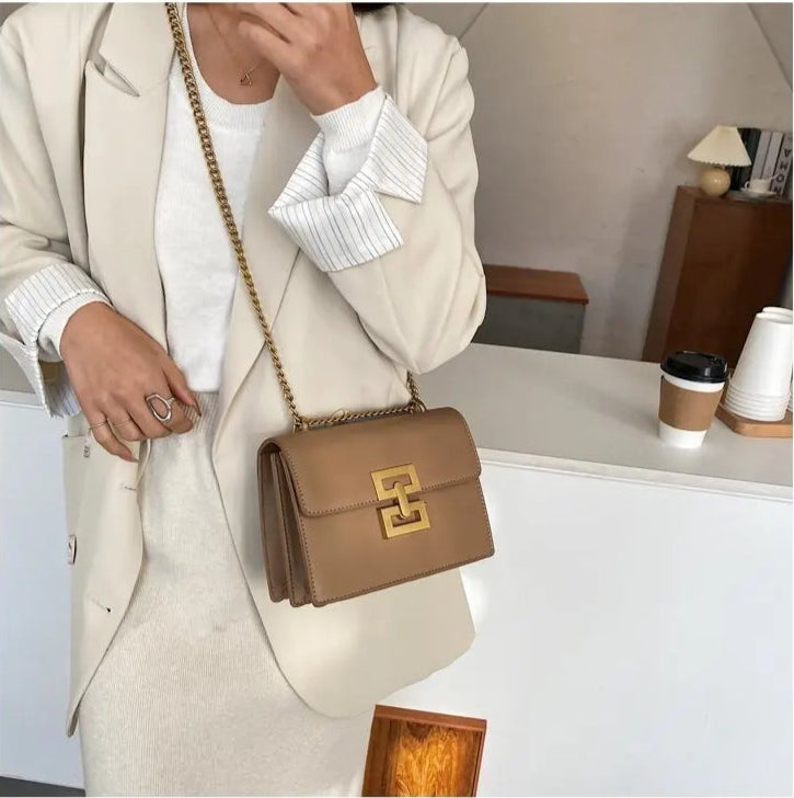 Bolsa Feminina Transversal de Couro Zurique - Matife

 bolsa feminina
bolsa transversal
bolsa de couro
bolsa tiracolo
Bolsa Feminina Bege