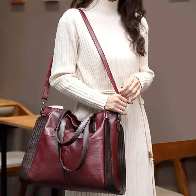 Bolsa Feminina de Couro Tote Ravena Matife 

bolsa feminina de couro 
bolsa tote
bolsa de couro
Bolsa Feminina de Couro Vinho
