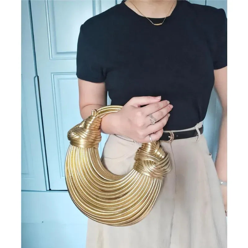 Bolsa Feminina de Mão - Esmeralda

Bolsa Feminina Dourada
bolsa feminina
bolsa de Mão
bolsa de couro